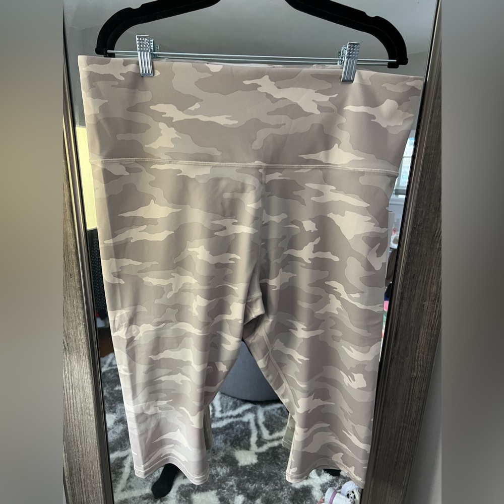 Athleta Elation Camo Crop Size 2X